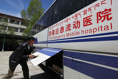 自治区人民医院准备了价值72万元的药品和设备，派出10辆流动医院和以外科为主的47名急救骨干医护人员，于26日上午7点从拉萨出发，现已抵达日喀则市，随时准备前往灾区。冯骥摄