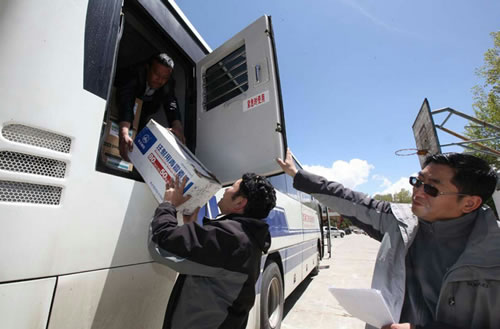 自治区人民医院准备了价值72万元的药品和设备，派出10辆流动医院和以外科为主的47名急救骨干医护人员，于26日上午7点从拉萨出发，现已抵达日喀则市，随时准备前往灾区。冯骥摄