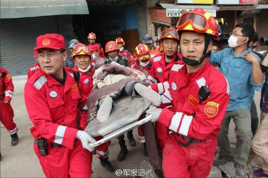中国国际救援队搜救尼泊尔幸存者。@军报记者 微博截图