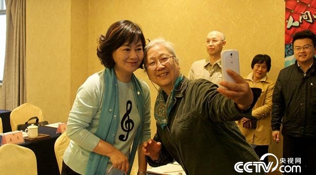 鞠萍姐姐与奶奶级粉丝合影