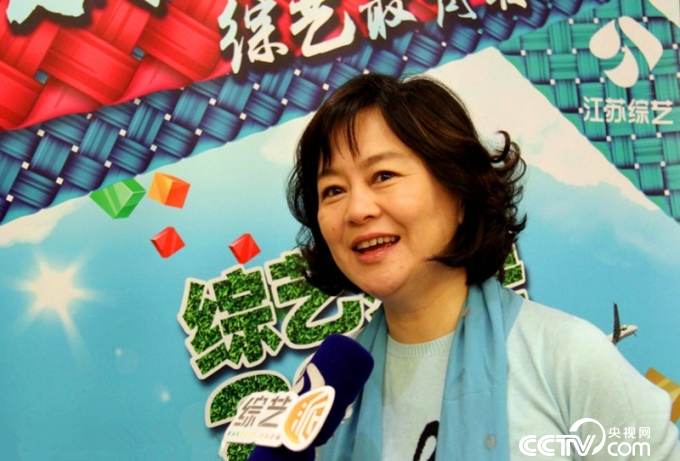 接受主办方采访