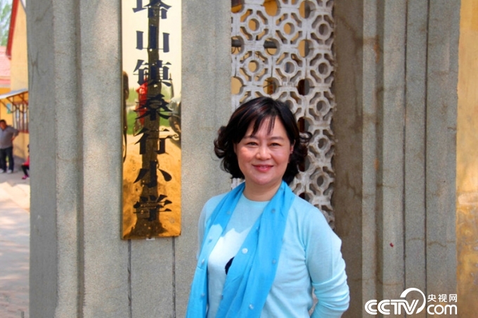 在小学校门前照相留念