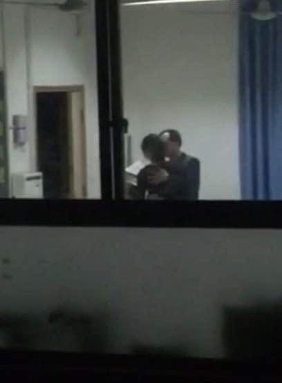 重庆两江中学<em>男</em>教师<em>亲吻</em>搂抱<em>女</em>学生被开除_粤