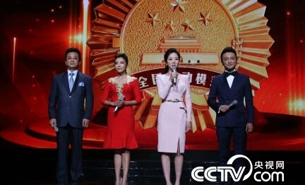 朱军、朱迅、李思思和尼格买提(从左至右)