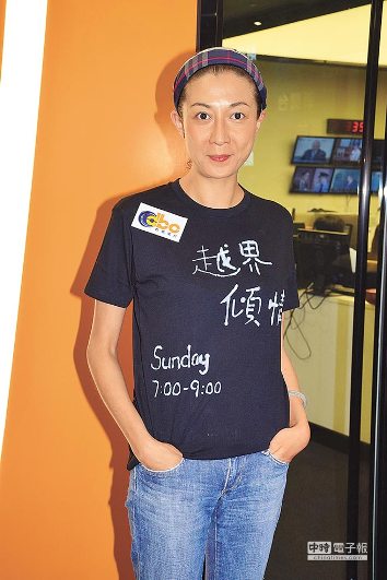 吴绮莉缺钱不看心理医生成龙不回应私生女现状