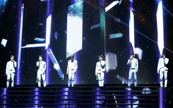 韩男团神话17周年 上海演唱会再掀韩流风暴_综