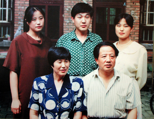 孔繁森和家人的最后一张合影，96天后他就离开了人世。