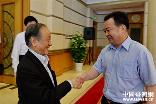 湖北省委常委、襄阳市委书记王君正（右）会见台湾新党主席郁慕明（左）