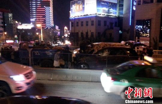 农用车违规上高架桥遭百万奔驰追尾2人受伤