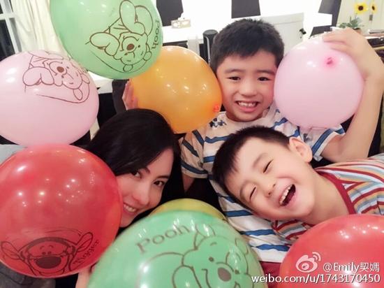  张柏芝 35岁生日 两 儿子 左右夹击甜蜜献吻_综艺