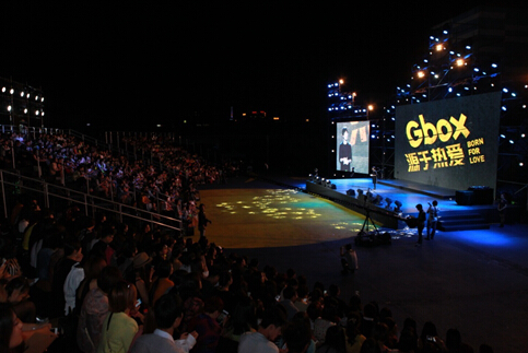 彪悍的品牌发布会,不需要解释!_品鉴频道_央视