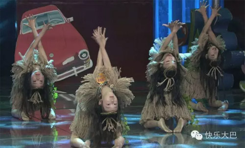 家族古老而非常富有民族特色的舞蹈--茅古斯舞