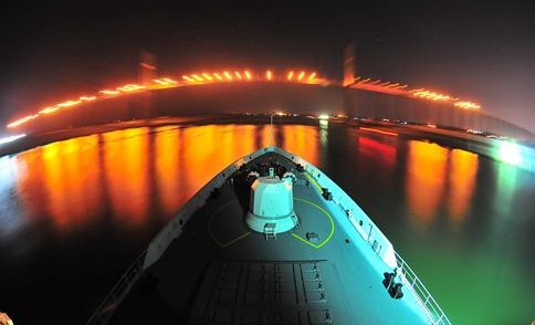 临沂舰通过苏伊士运河