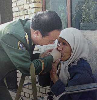 庄仕华治好了维吾尔族大妈阿黑娅的病，并为她家盖好了新房、资助2个孙子上学。