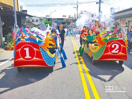 台南推“陆上行舟”比赛让民众感受“滑”龙舟乐趣