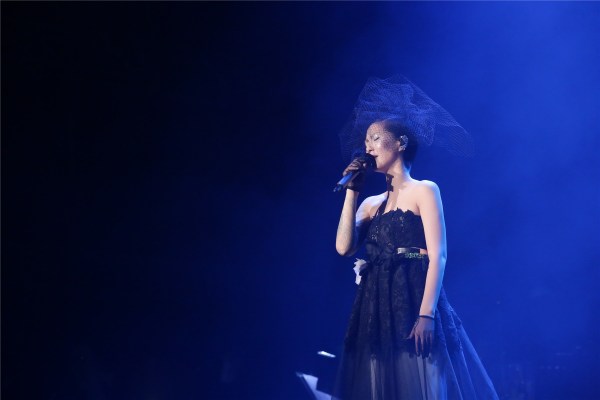 谭维维演唱会走文艺摇滚风 泪洒现场感谢歌迷_综艺_央视网(cctv.com)