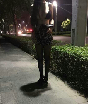 郑州CBD的<em>女子</em>夜间<em>裸照</em>引围观 <em>全身</em>被五花大
