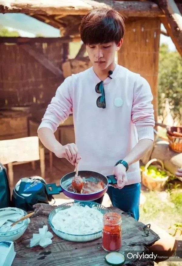 花样弟弟勇闯男装周 鲜肉PK哪家强_时尚_央视