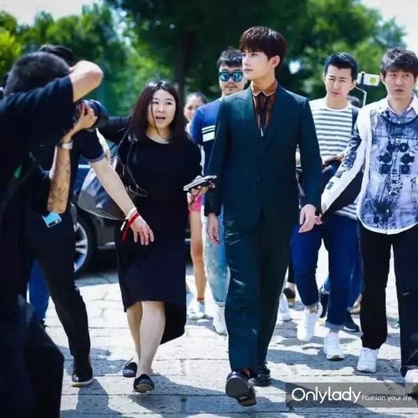 花样弟弟勇闯男装周 鲜肉PK哪家强_时尚_央视