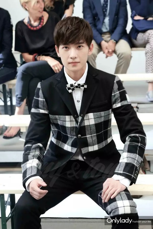 花样弟弟勇闯男装周 鲜肉PK哪家强_时尚_央视