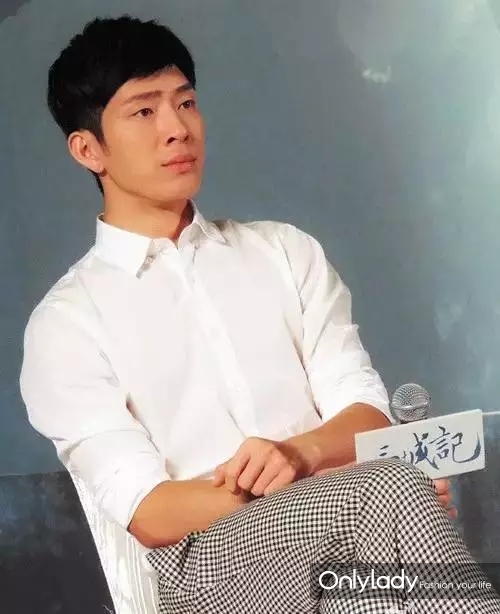 花样弟弟勇闯男装周 鲜肉PK哪家强_时尚_央视