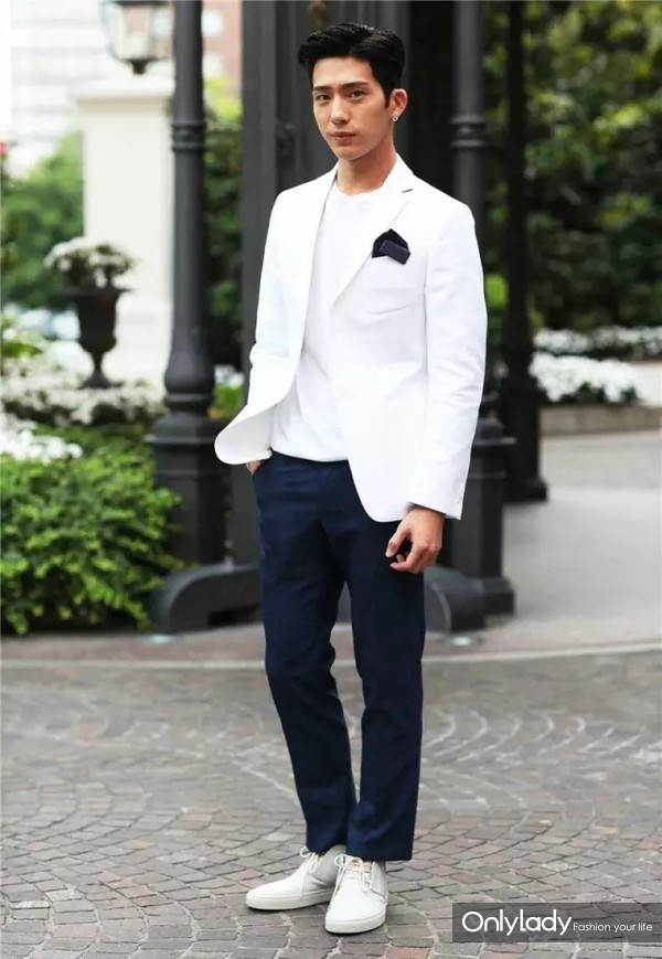 花样弟弟勇闯男装周 鲜肉PK哪家强_时尚_央视