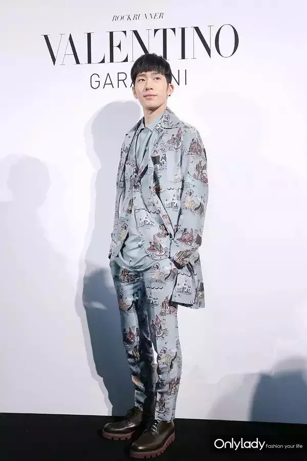 花样弟弟勇闯男装周 鲜肉PK哪家强_时尚_央视