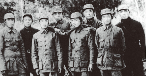1940年5月，冀鲁豫军分区司令员杨得志(左三)与部分领导人合影