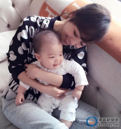 爱子看侯佩岑封面杂志劈腿坐床上被赞可爱（图）