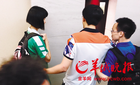 清华、北大的招生老师(右一右二)“争抢”高分考生叶彤