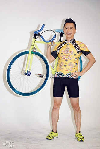 庾澄庆穿紧身衣挑战踩单车赞张学友大气（图）