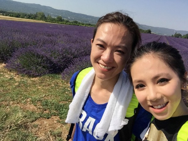 邓紫棋着露脐装秀蛮腰 与好友站花丛中自拍合