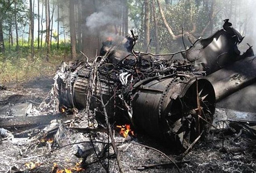  图为坠机现场，F-16战机残骸。