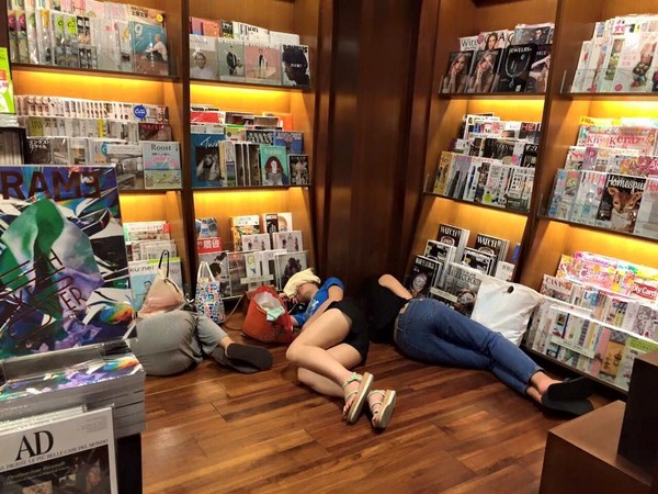 热裤女直接睡倒在敦南诚品地板。（东森新闻图）