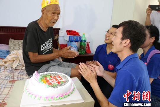 走访九旬国民党抗战老兵：弹雨中转移战友遗体（图）