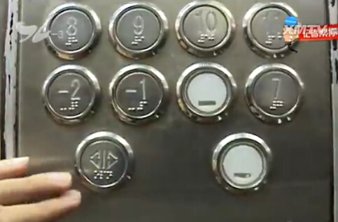 凯旋广场小区电梯一天罢工多次 改造起波折