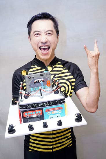 庾澄庆与粉丝一起健身 工作人员帮庆生送蛋糕