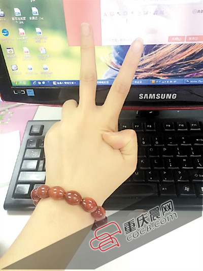 女白领尝试 强制按压致关节挫伤