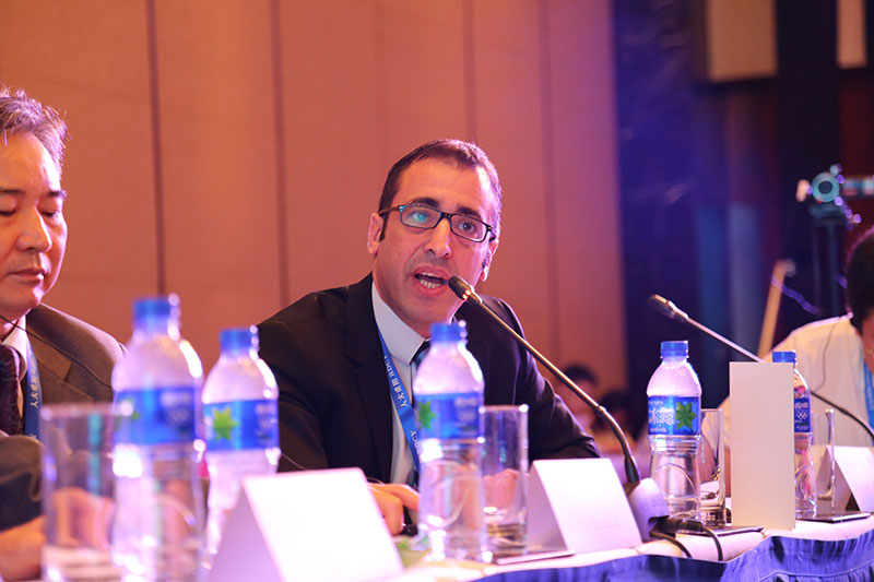 意大利国际政治研究所欧洲项目主管安东尼诺·维拉弗兰卡向东亚东盟经济研究中心高级经济学家安布莫之提问 覃博雅 摄