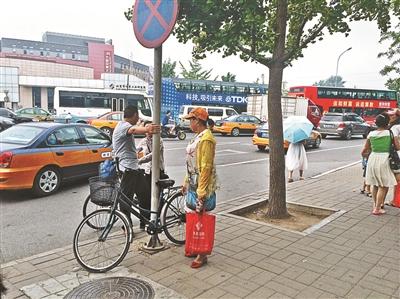 黄牛揽客逛名校曝完整利益链:学生卡可万元出