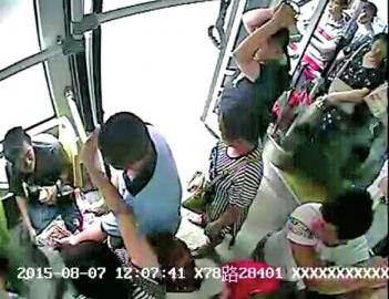 四川司机乘客帮助饿晕男子 被外地人夸赞_新闻