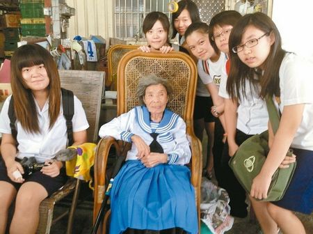 台94岁阿嬷忆慰安妇生涯失声痛哭勉励学生珍惜学业