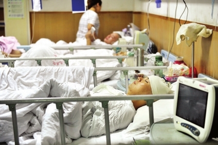 受伤的翁先生正在医院接受治疗