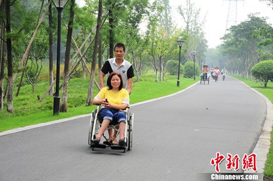 七夕倾听感人故事：17年，真爱在轮椅间转动