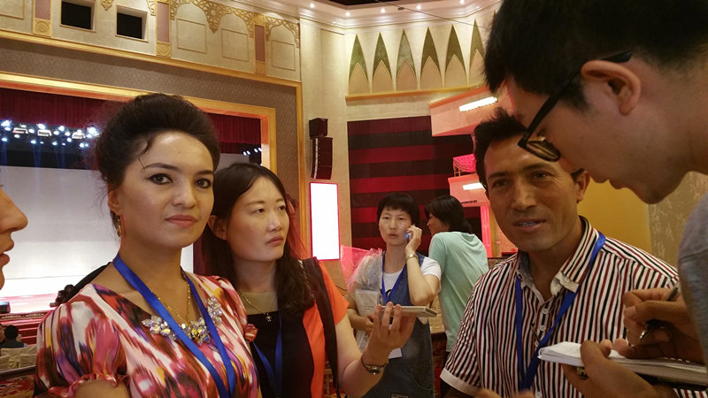 麦尔耶姆(左一)