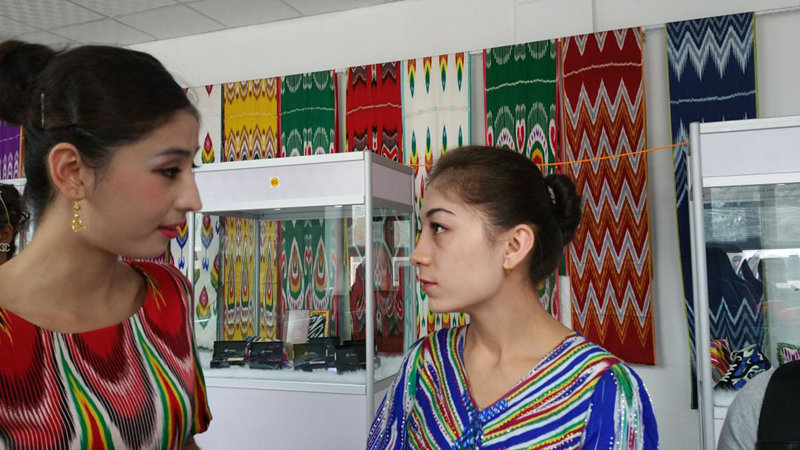 　　阿伊古丽（右）和排日迪古丽