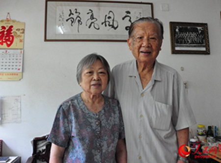 符克女儿符曼芳和女婿李光邦在家中合影