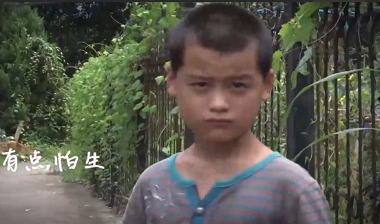 小刘恺威再抢汪峰头条,传递社会正能量