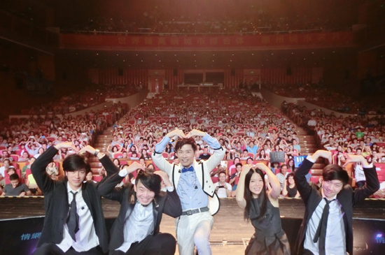 伍思凯演唱会获粉丝美食应援 贴心加唱致谢_综