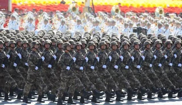 演练中身着作训服的士兵 